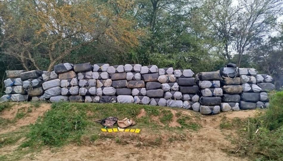 VIDEO. Con tecnología aérea interceptan a personas al cruzar el río  Bermejo con cocaína, hojas de coca y cigarrillos