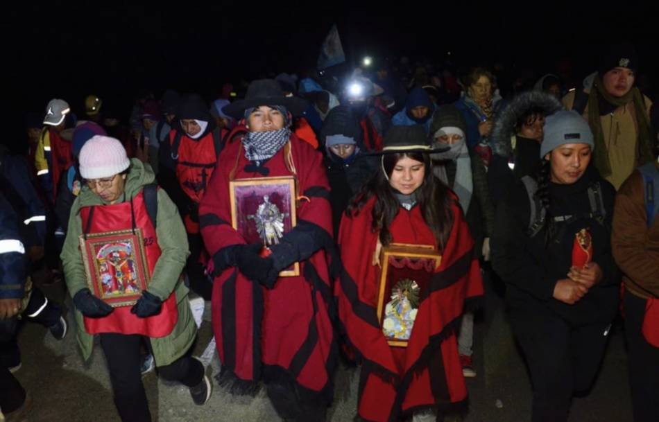 VIDEO. Peregrinos de la Puna avanzan hacia la Catedral con fe y devoción