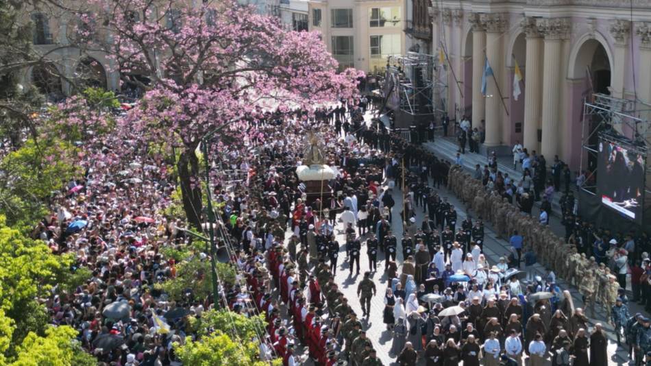 Milagro en Salta, EN VIVO, minuto a minuto: las imágenes del Señor y la Virgen del Milagro ya procesionan por las calles de la Ciudad haste el monumento 20 de Febrero- Milagro en Salta, EN VIVO, minuto a minuto: las imágenes del Señor y la Virgen del Milagro ya procesionan por las calles de la Ciudad haste el monumento 20 de Febrero