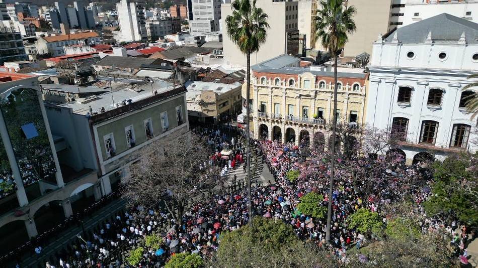 Milagro en Salta, EN VIVO, minuto a minuto: las imágenes del Señor y la Virgen del Milagro ya procesionan por las calles de la Ciudad haste el monumento 20 de Febrero- Milagro en Salta, EN VIVO, minuto a minuto: las imágenes del Señor y la Virgen del Milagro ya procesionan por las calles de la Ciudad haste el monumento 20 de Febrero