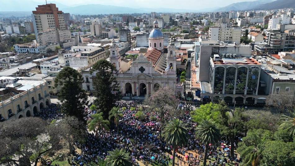 Milagro en Salta, EN VIVO, minuto a minuto: las imágenes del Señor y la Virgen del Milagro ya procesionan por las calles de la Ciudad haste el monumento 20 de Febrero- Milagro en Salta, EN VIVO, minuto a minuto: las imágenes del Señor y la Virgen del Milagro ya procesionan por las calles de la Ciudad haste el monumento 20 de Febrero