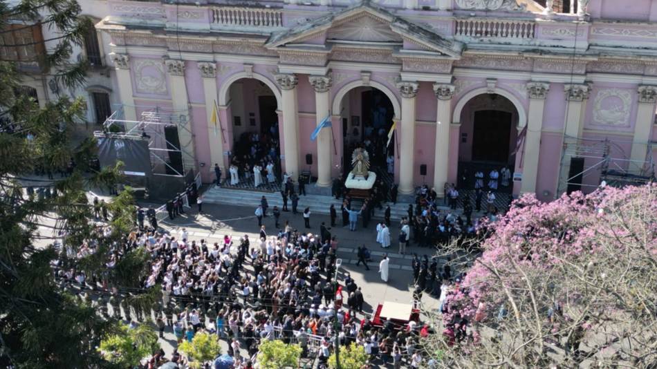 Milagro en Salta, EN VIVO, minuto a minuto: las imágenes del Señor y la Virgen del Milagro ya procesionan por las calles de la Ciudad haste el monumento 20 de Febrero- Milagro en Salta, EN VIVO, minuto a minuto: las imágenes del Señor y la Virgen del Milagro ya procesionan por las calles de la Ciudad haste el monumento 20 de Febrero