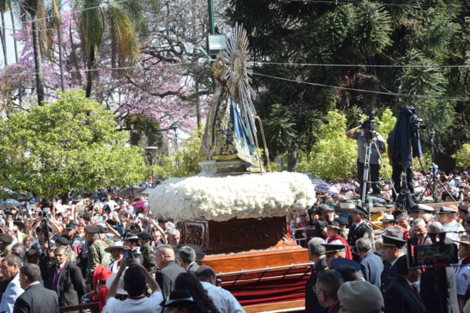 Milagro en Salta, EN VIVO, minuto a minuto: las imágenes del Señor y la Virgen del Milagro ya procesionan por las calles de la Ciudad haste el monumento 20 de Febrero- Milagro en Salta, EN VIVO, minuto a minuto: las imágenes del Señor y la Virgen del Milagro ya procesionan por las calles de la Ciudad haste el monumento 20 de Febrero