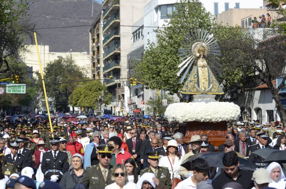 Milagro en Salta, EN VIVO, minuto a minuto: las imágenes del Señor y la Virgen del Milagro ya procesionan por las calles de la Ciudad haste el monumento 20 de Febrero- Milagro en Salta, EN VIVO, minuto a minuto: las imágenes del Señor y la Virgen del Milagro ya procesionan por las calles de la Ciudad haste el monumento 20 de Febrero