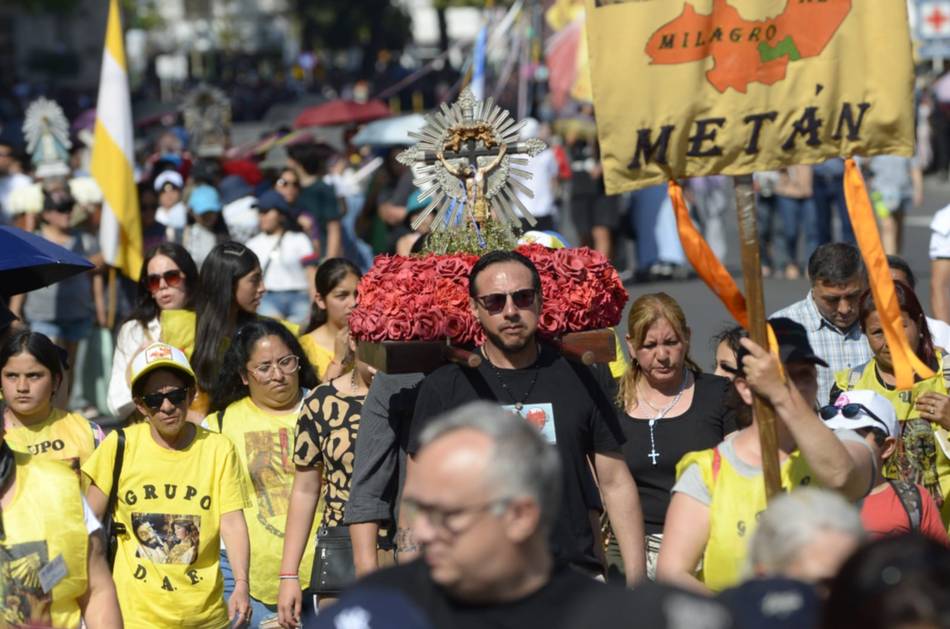 Milagro en Salta, EN VIVO, minuto a minuto: las imágenes del Señor y la Virgen del Milagro ya procesionan por las calles de la Ciudad haste el monumento 20 de Febrero- Milagro en Salta, EN VIVO, minuto a minuto: las imágenes del Señor y la Virgen del Milagro ya procesionan por las calles de la Ciudad haste el monumento 20 de Febrero