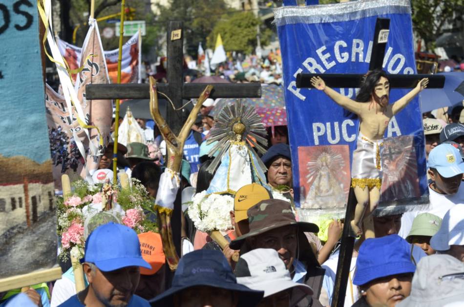Milagro en Salta, EN VIVO, minuto a minuto: las imágenes del Señor y la Virgen del Milagro ya procesionan por las calles de la Ciudad haste el monumento 20 de Febrero- Milagro en Salta, EN VIVO, minuto a minuto: las imágenes del Señor y la Virgen del Milagro ya procesionan por las calles de la Ciudad haste el monumento 20 de Febrero