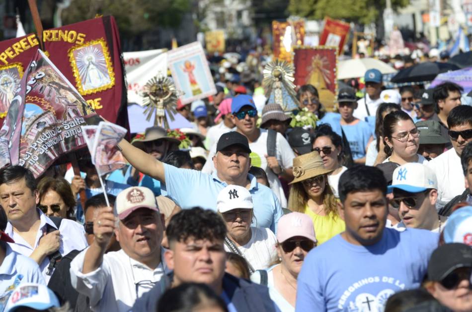 Milagro en Salta, EN VIVO, minuto a minuto: las imágenes del Señor y la Virgen del Milagro ya procesionan por las calles de la Ciudad haste el monumento 20 de Febrero- Milagro en Salta, EN VIVO, minuto a minuto: las imágenes del Señor y la Virgen del Milagro ya procesionan por las calles de la Ciudad haste el monumento 20 de Febrero