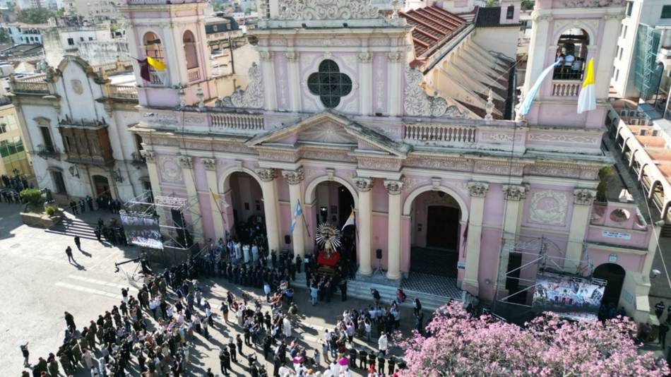 Milagro en Salta, EN VIVO, minuto a minuto: las imágenes del Señor y la Virgen del Milagro ya procesionan por las calles de la Ciudad haste el monumento 20 de Febrero- Milagro en Salta, EN VIVO, minuto a minuto: las imágenes del Señor y la Virgen del Milagro ya procesionan por las calles de la Ciudad haste el monumento 20 de Febrero