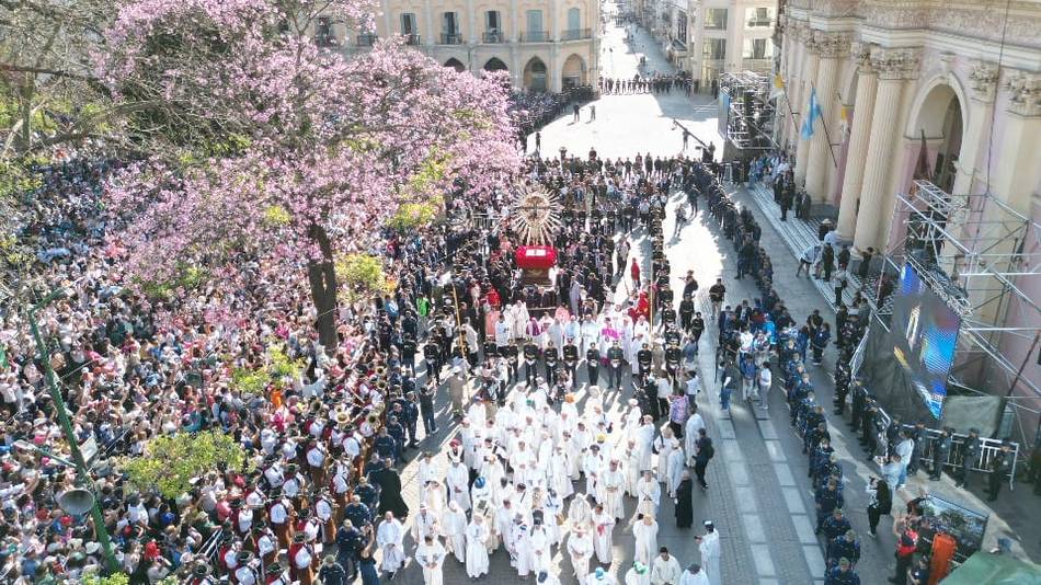 Milagro en Salta, EN VIVO, minuto a minuto: las imágenes del Señor y la Virgen del Milagro ya procesionan por las calles de la Ciudad haste el monumento 20 de Febrero- Milagro en Salta, EN VIVO, minuto a minuto: las imágenes del Señor y la Virgen del Milagro ya procesionan por las calles de la Ciudad haste el monumento 20 de Febrero