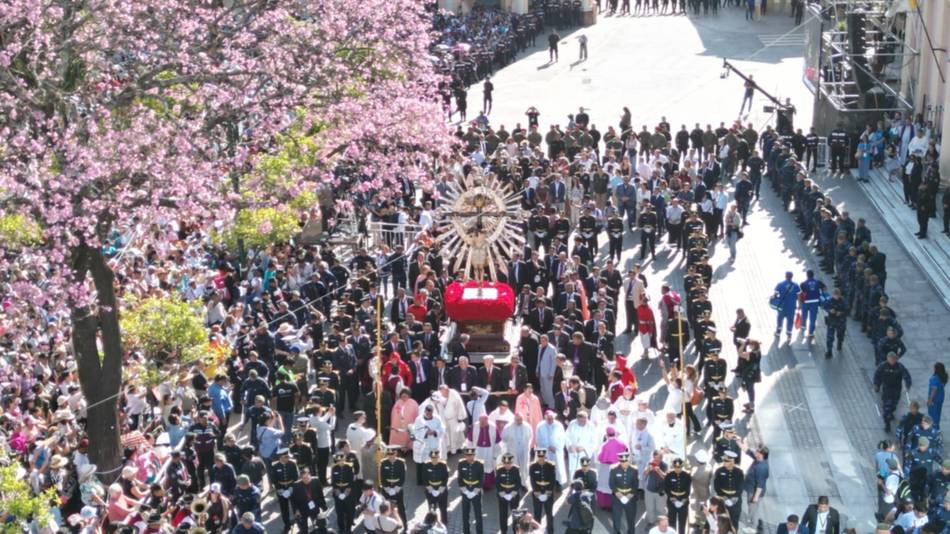 Milagro en Salta, EN VIVO, minuto a minuto: las imágenes del Señor y la Virgen del Milagro ya procesionan por las calles de la Ciudad haste el monumento 20 de Febrero- Milagro en Salta, EN VIVO, minuto a minuto: las imágenes del Señor y la Virgen del Milagro ya procesionan por las calles de la Ciudad haste el monumento 20 de Febrero