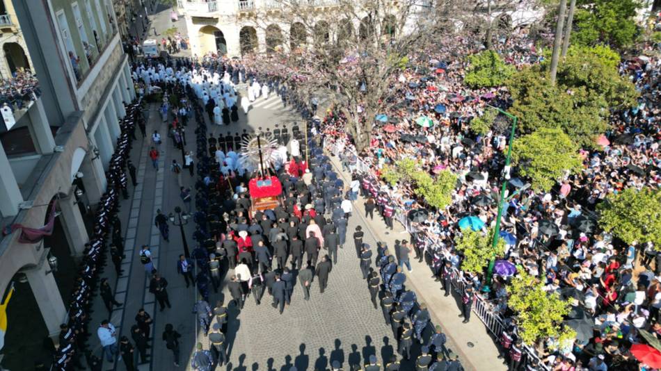 Milagro en Salta, EN VIVO, minuto a minuto: las imágenes del Señor y la Virgen del Milagro ya procesionan por las calles de la Ciudad haste el monumento 20 de Febrero- Milagro en Salta, EN VIVO, minuto a minuto: las imágenes del Señor y la Virgen del Milagro ya procesionan por las calles de la Ciudad haste el monumento 20 de Febrero