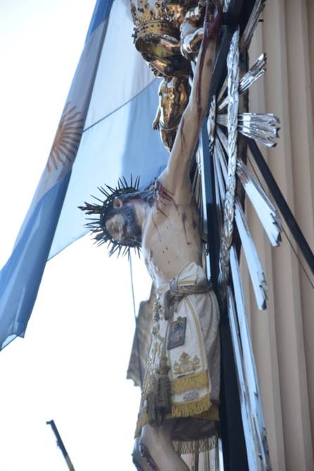 Milagro en Salta, EN VIVO, minuto a minuto: las imágenes del Señor y la Virgen del Milagro ya procesionan por las calles de la Ciudad haste el monumento 20 de Febrero- Milagro en Salta, EN VIVO, minuto a minuto: las imágenes del Señor y la Virgen del Milagro ya procesionan por las calles de la Ciudad haste el monumento 20 de Febrero