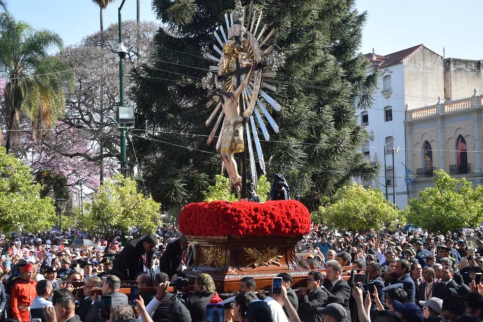 Milagro en Salta, EN VIVO, minuto a minuto: las imágenes del Señor y la Virgen del Milagro ya procesionan por las calles de la Ciudad haste el monumento 20 de Febrero- Milagro en Salta, EN VIVO, minuto a minuto: las imágenes del Señor y la Virgen del Milagro ya procesionan por las calles de la Ciudad haste el monumento 20 de Febrero