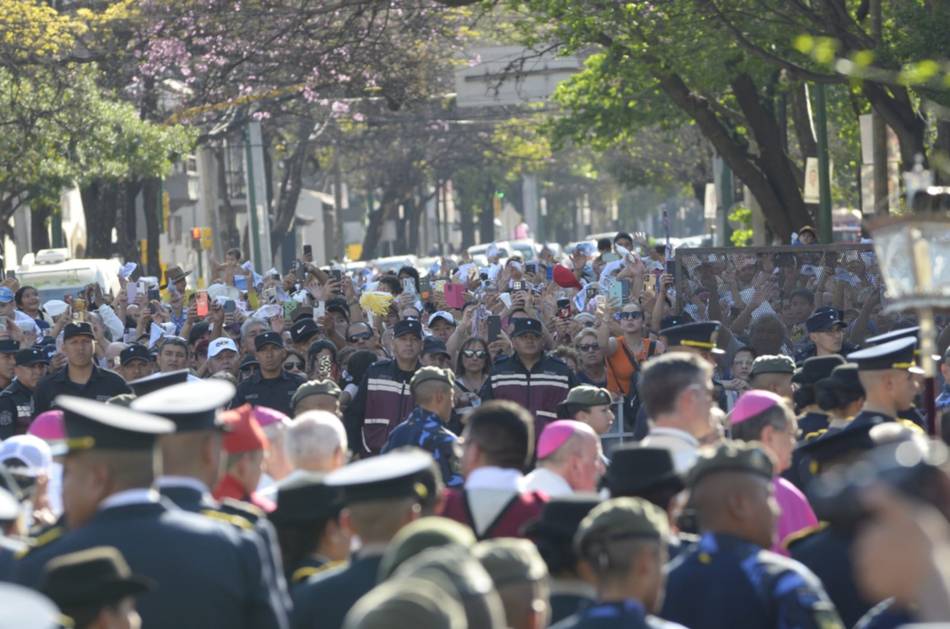 Milagro en Salta, EN VIVO, minuto a minuto: las imágenes del Señor y la Virgen del Milagro ya procesionan por las calles de la Ciudad haste el monumento 20 de Febrero- Milagro en Salta, EN VIVO, minuto a minuto: las imágenes del Señor y la Virgen del Milagro ya procesionan por las calles de la Ciudad haste el monumento 20 de Febrero