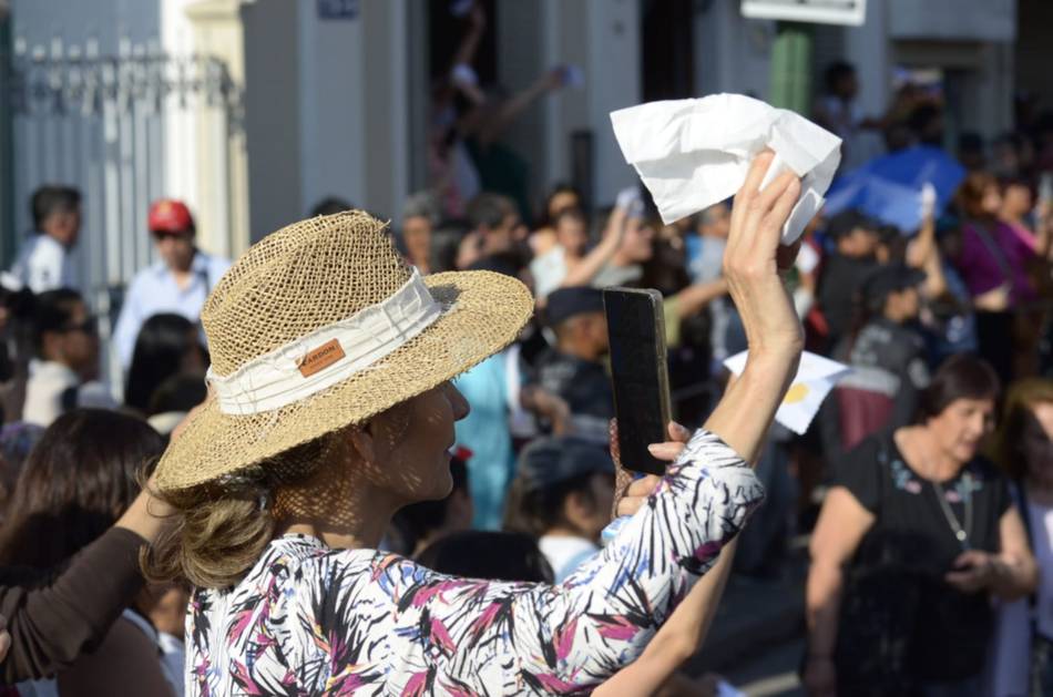 Milagro en Salta, EN VIVO, minuto a minuto: las imágenes del Señor y la Virgen del Milagro ya procesionan por las calles de la Ciudad haste el monumento 20 de Febrero- Milagro en Salta, EN VIVO, minuto a minuto: las imágenes del Señor y la Virgen del Milagro ya procesionan por las calles de la Ciudad haste el monumento 20 de Febrero