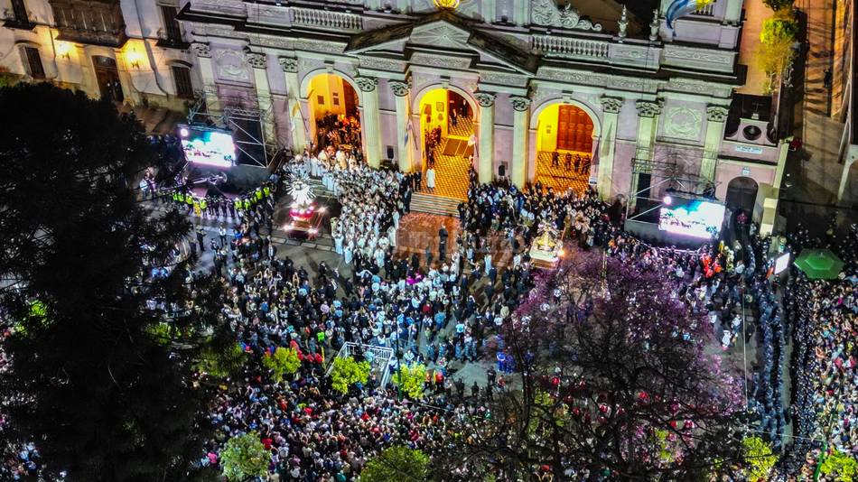 Más de 450 mil personas participaron de la procesión del Señor y la Virgen del Milagro en Salta- Más de 450 mil personas participaron de la procesión del Señor y la Virgen del Milagro en Salta