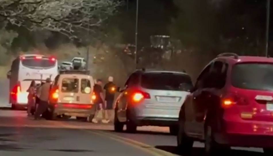 VIDEO. Accidente fatal en la ruta 68 a la altura de Osma: un colectivo chocó con un auto y familiares de la víctima acusaron al chofer