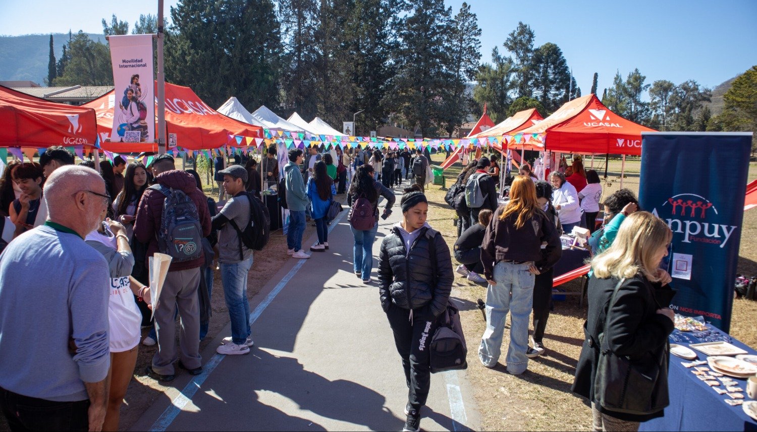 Más de 17 organizaciones sociales en UCASAL: así fue la 3.ª Feria de Compromiso Social