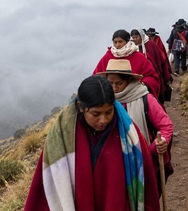 Caminan al borde de profundos precipicios rumbo al Milagro
