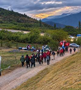 Las manos solidarias recibieron a una peregrinación que camina en soledad
