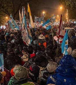 Con lluvia y frío, miles de peregrinos iniciaron desde Cerrillos el último tramo hacia la Catedral de Salta