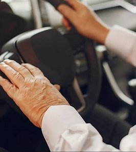 La edad y las señales que indican cuándo dejar de manejar