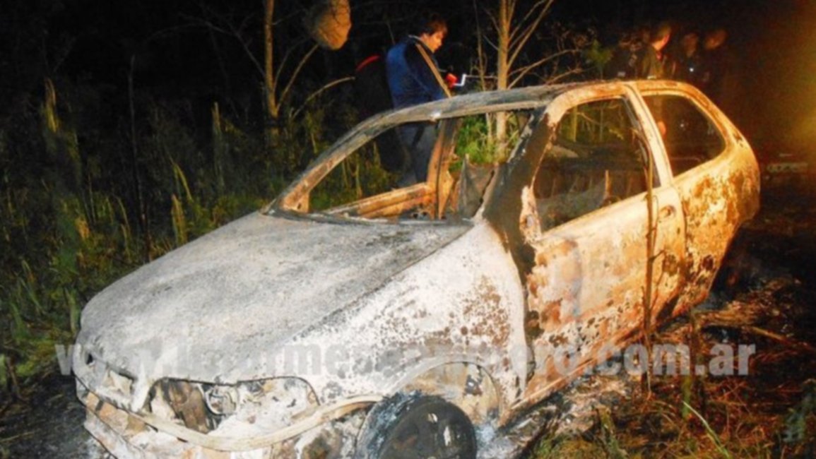 Se separó de su esposa, la asesinó, y la quemó dentro del auto