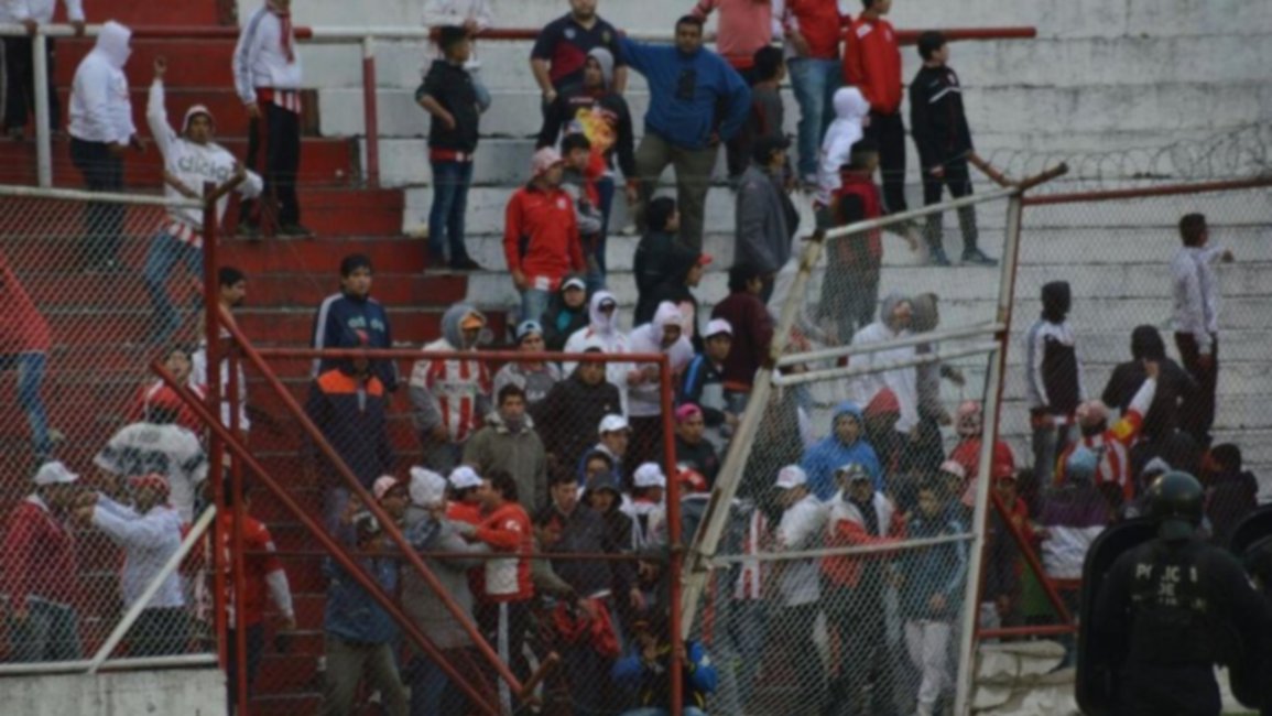 Final con incidentes en Tucumán y tensa salida de los jugadores del albo