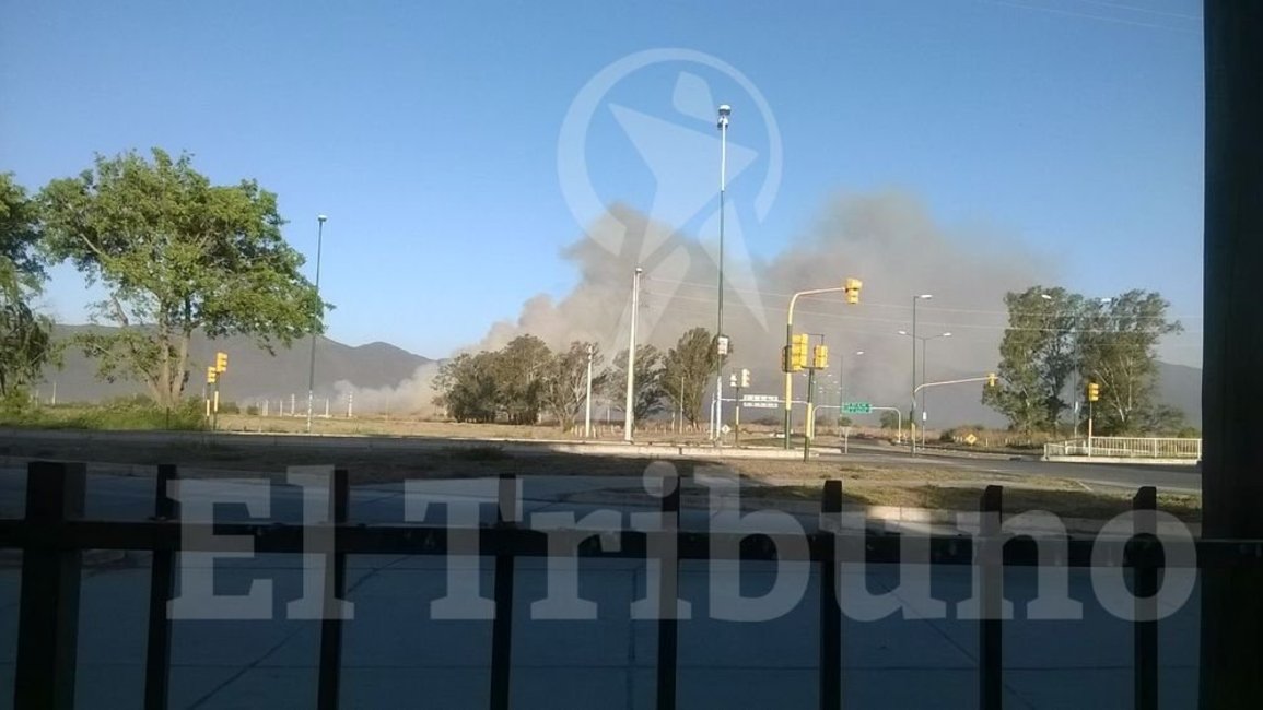 Incendio de pastizales en la ruta 9 y en el camino a San Agustín