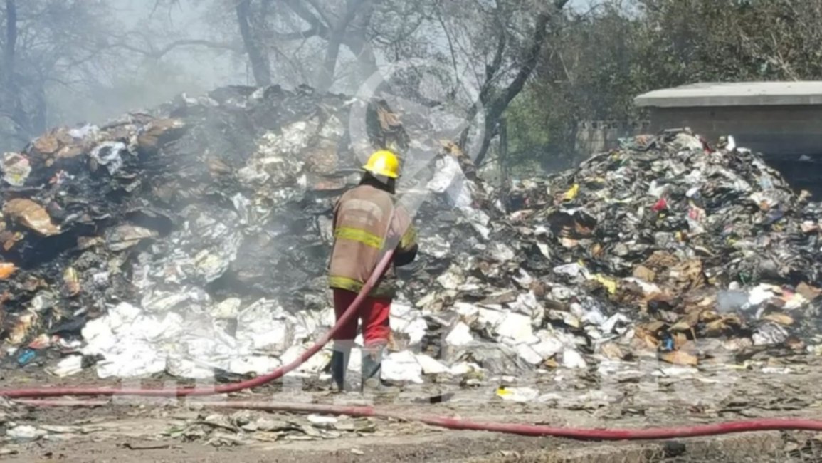 Vecinos preocupados por la contaminación de la planta recicladora incendiada