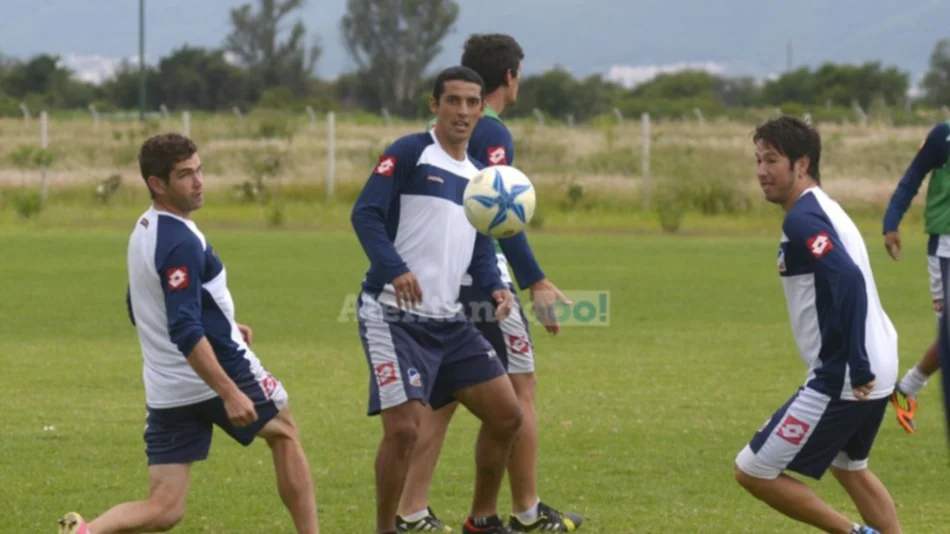 Pascutti analiza dos variantes en defensa para Juventud