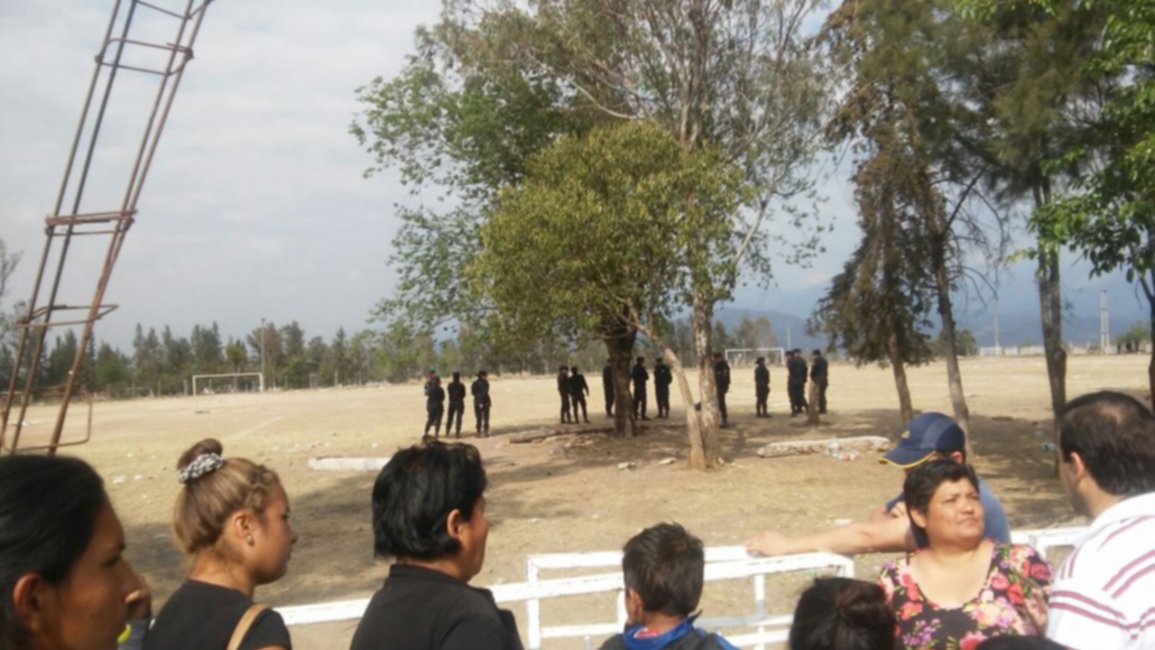 Tensión: desalojaron a 100 familias de un asentamiento de Bº 17 de Mayo