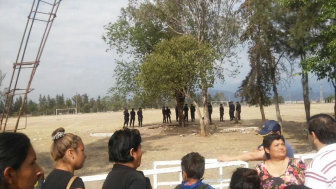 Tensión: desalojaron a 100 familias de un asentamiento de Bº 17 de Mayo
