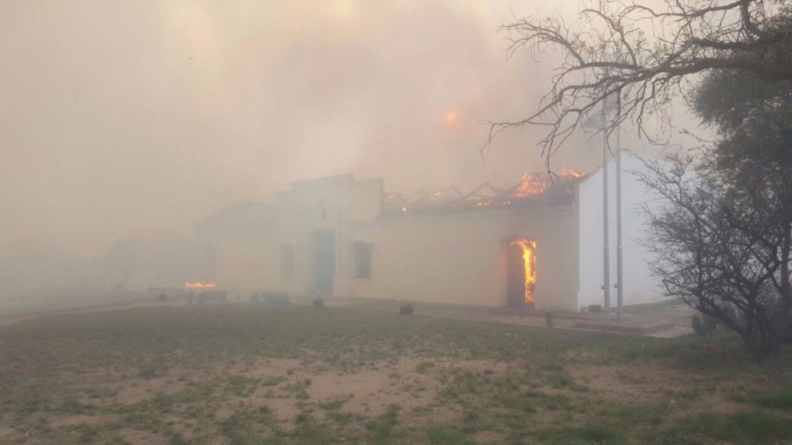 El viento zonda propagó tres focos de incendio en San Luis