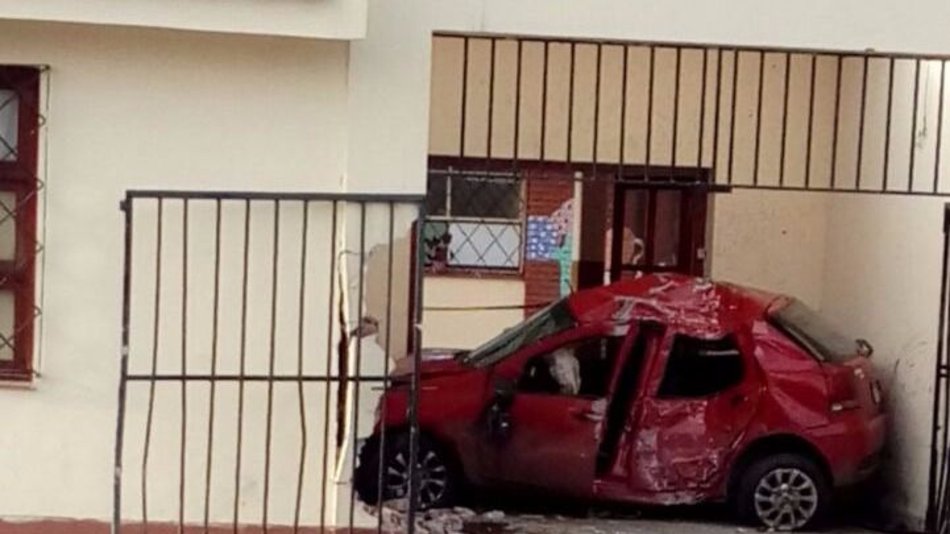 Video: terrible accidente al incrustarse un auto en la escuela Vicente Solá, de Mitre al 2000