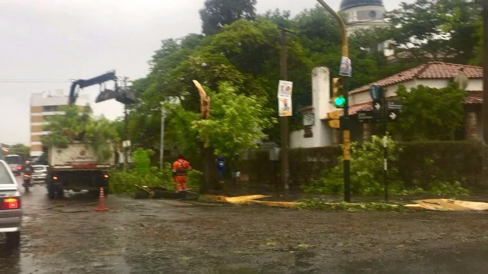 Una fuerte tormenta azotó la Capital y localidades cercanas: hay evacuados en la zona sudeste 