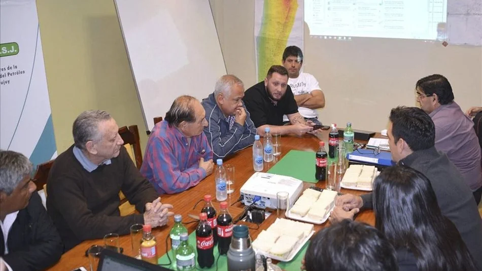 Intendentes y petroleros quieren recuperar unos 200 pozos someros