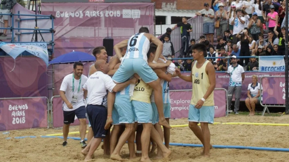 Con el salteño Basualdo, los varones del beach handball tienen la última chance