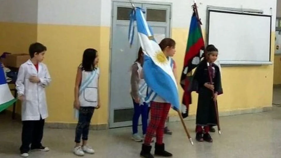 Por pedido de una alumna incluyen una bandera mapuche en un acto escolar en Río Negro