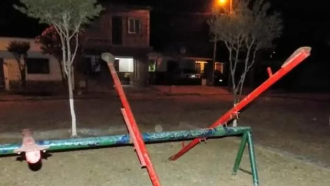 Piden la reparación de los juegos infantiles de la plaza del Bº Santa Teresita
