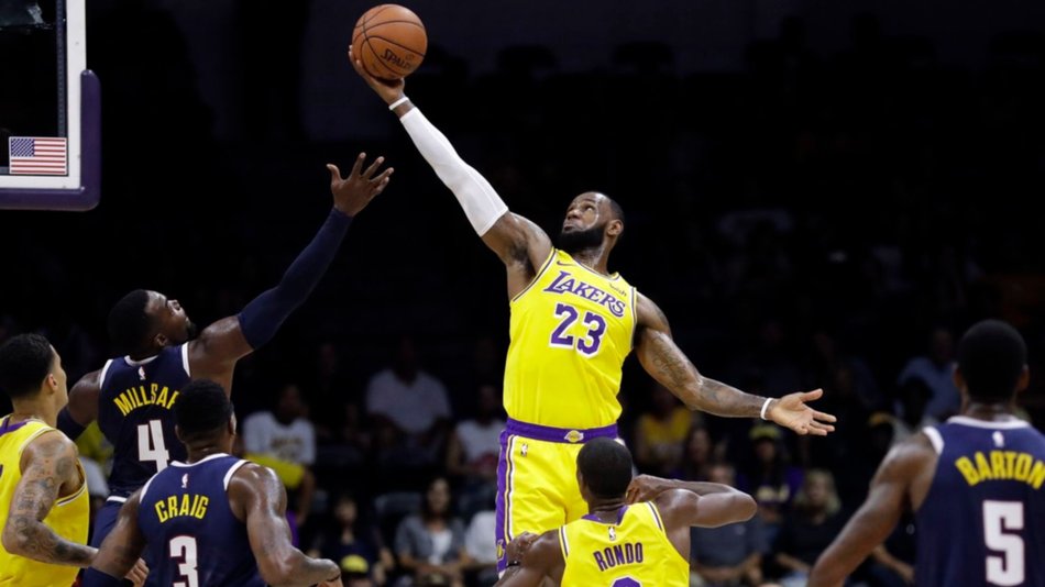 LeBron James debutó en los Lakers con una derrota