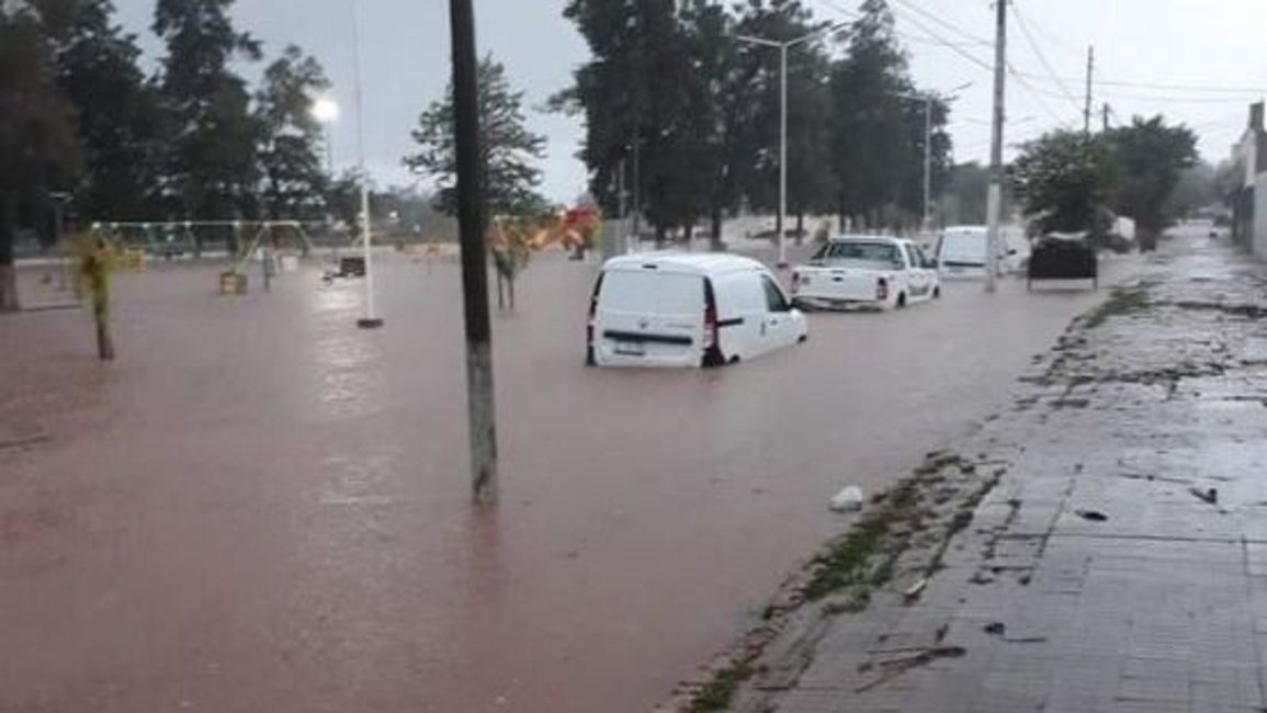 Apolinario Saravia quedó bajo el agua y tuvieron que evacuar a 49 familias