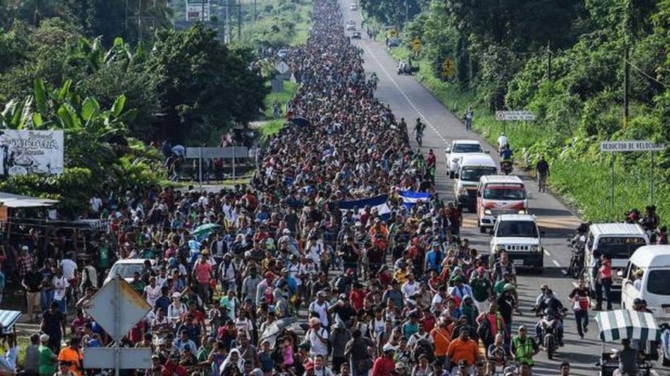 Continúa la marcha de los migrantes hondureños: el Pentágono enviará 800 efectivos a la frontera con México