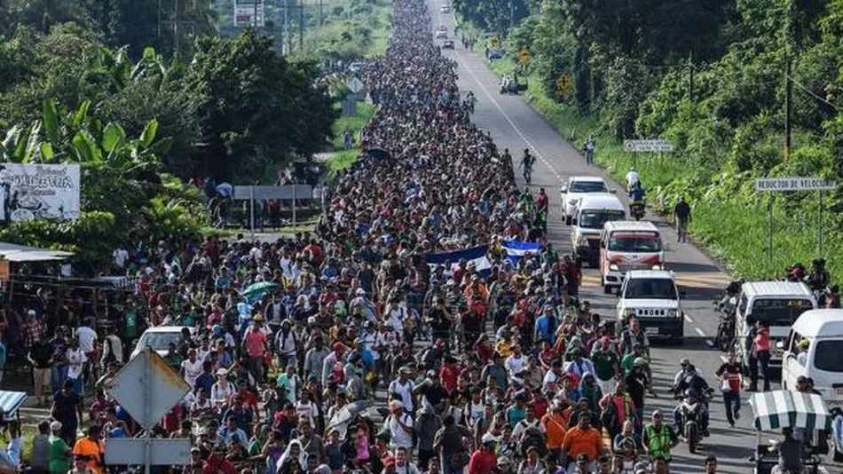 Continúa la marcha de los migrantes hondureños: el Pentágono enviará 800 efectivos a la frontera con México