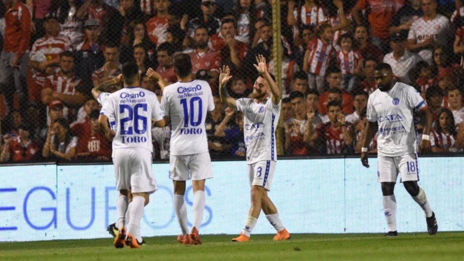 Godoy Cruz goleó a Unión y no lo dejó subir a la punta