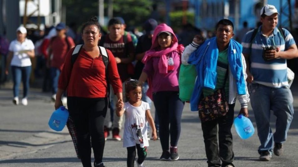 Más migrantes avanzan hacia EEUU: Trump amenaza con enviar 15 mil soldados a la frontera