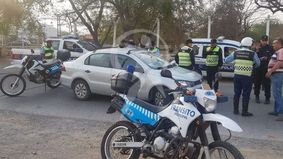 Pasó dos semáforos en rojo, atropelló a un Policía y lo llevó en el capot 100 metros: conducía borracho