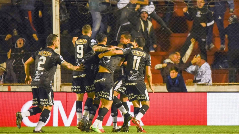 Estudiantes de Buenos Aires también dio la sorpresa en la Copa Argentina