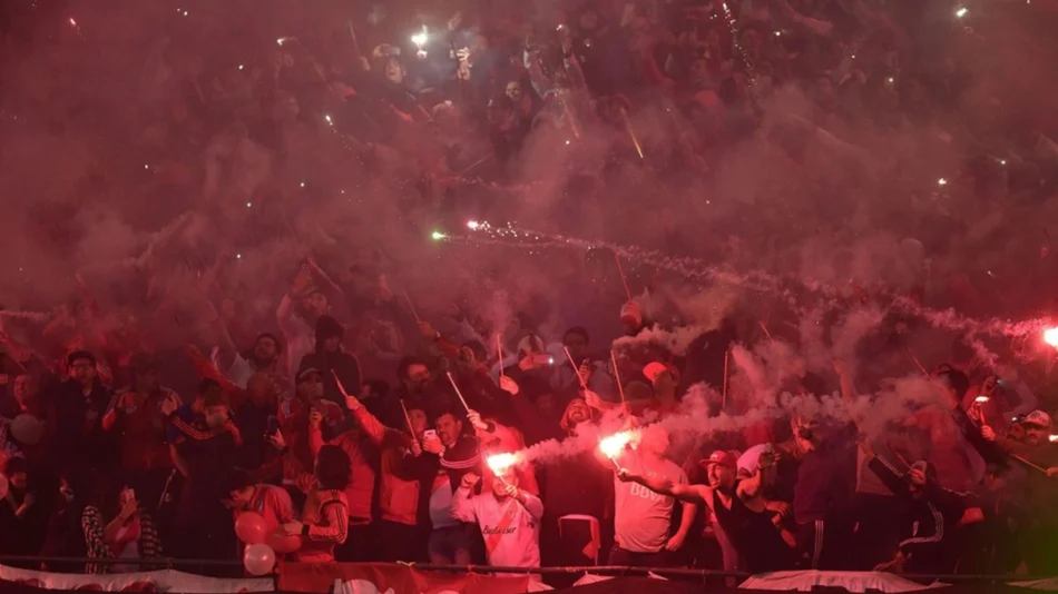 Dura sanción de la Conmebol a River por las bengalas en el Superclásico