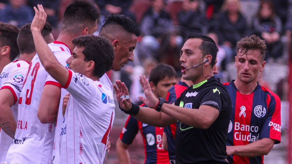 Espinoza: "Entraron más de 20 personas de Huracán al vestuario"